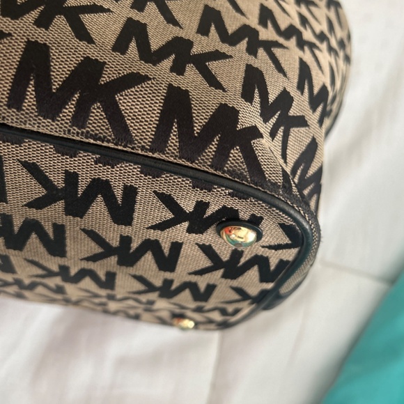 - Michael Kors Jet Set Block Canvas Large Tote - Picture 6 of 11